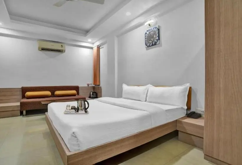 اتاق لوکس سه تخته, Super Townhouse Divya Palace