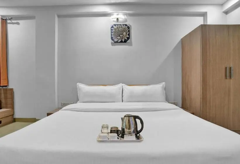 اتاق لوکس سه تخته, Super Townhouse Divya Palace