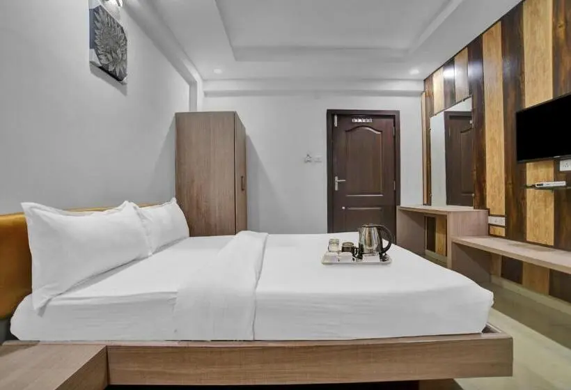اتاق لوکس سه تخته, Super Townhouse Divya Palace