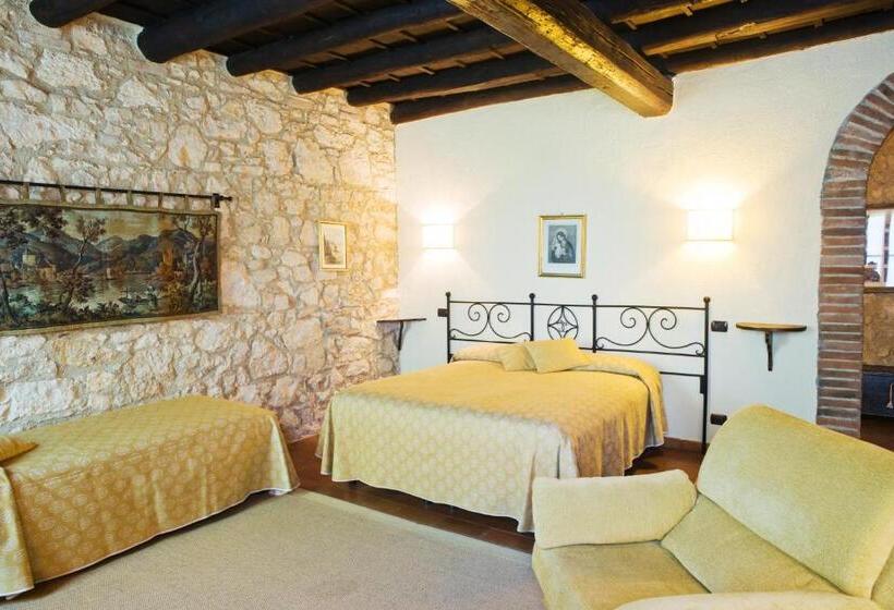 חדר סטנדרט לשלושה, I Costanti