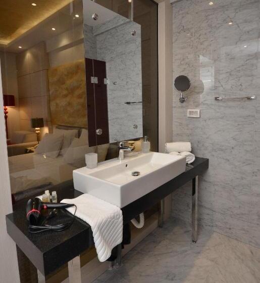 اتاق لوکس با بالکن, Atina