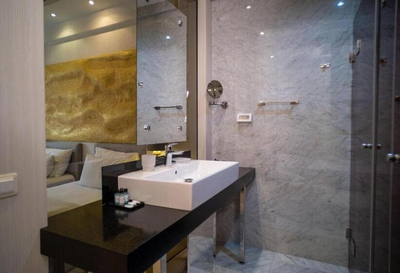 اتاق سوپریور, Atina