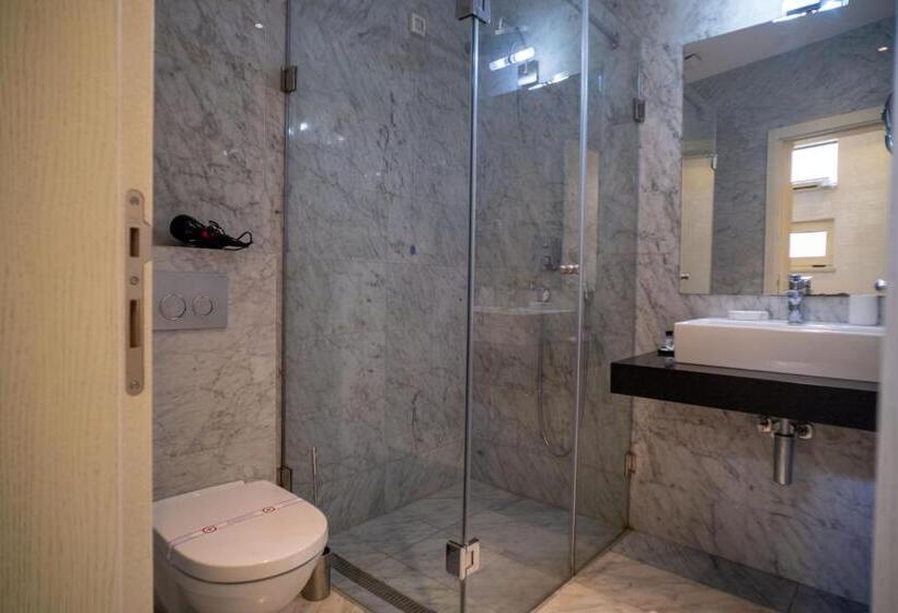 اتاق سوپریور, Atina