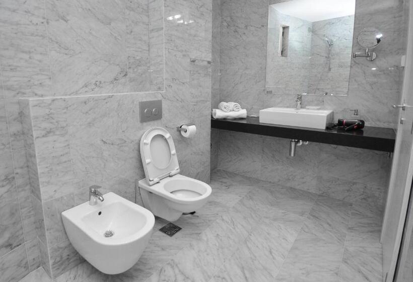 آپارتمان 1 خوابه با چشمانداز جانبی دریا, Atina