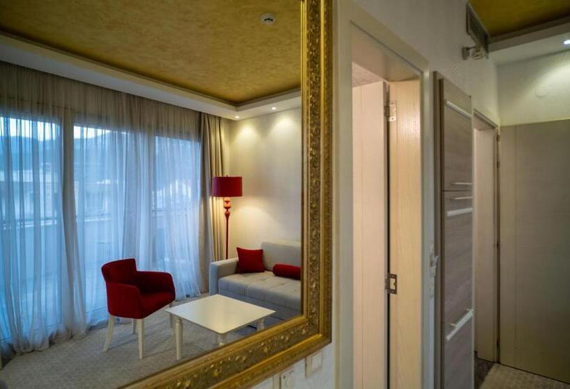 آپارتمان 1 خوابه با چشمانداز جانبی دریا, Atina