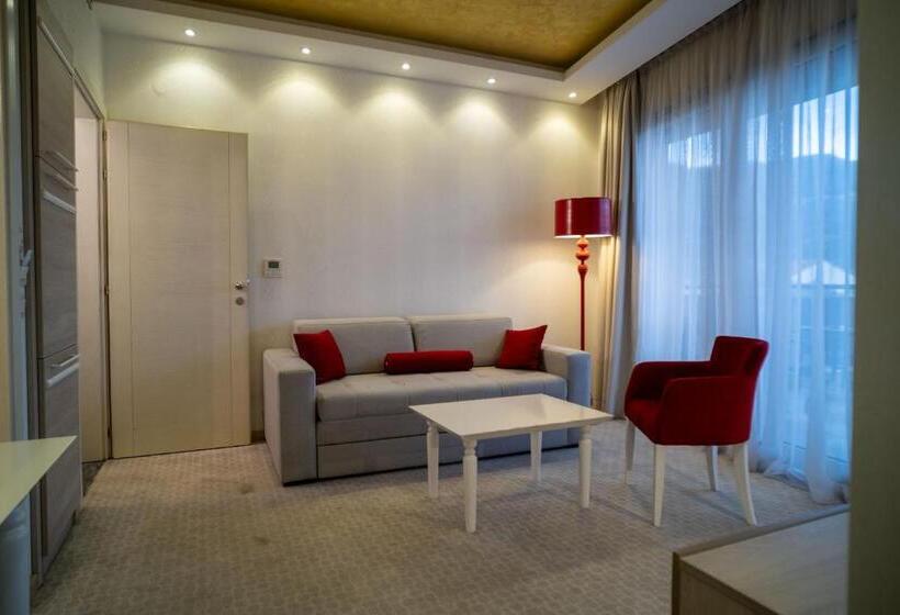 آپارتمان 1 خوابه با چشمانداز جانبی دریا, Atina