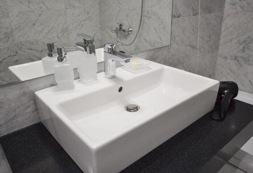 سوییت خانوادگی, Atina