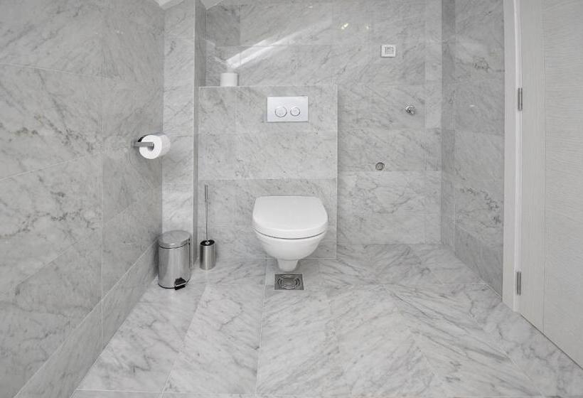 سوییت خانوادگی, Atina