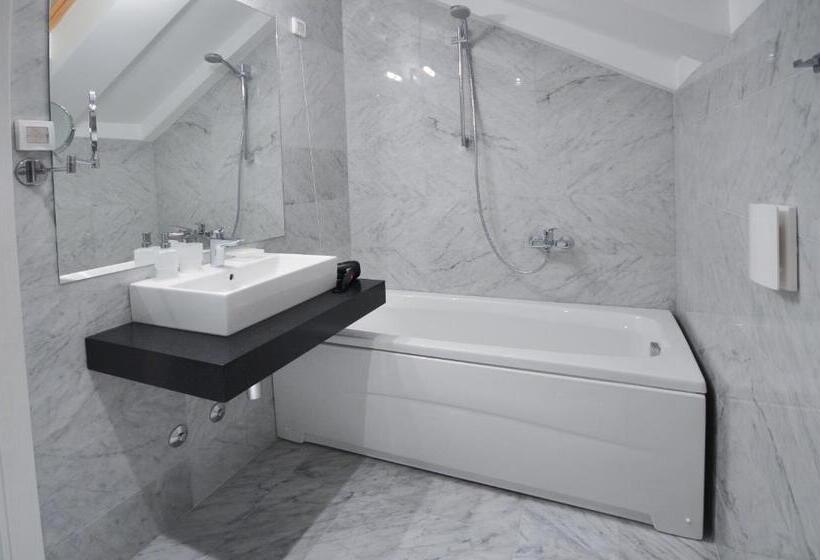 سوییت خانوادگی, Atina