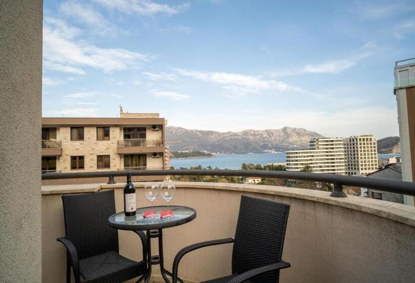 سوییت خانوادگی, Atina