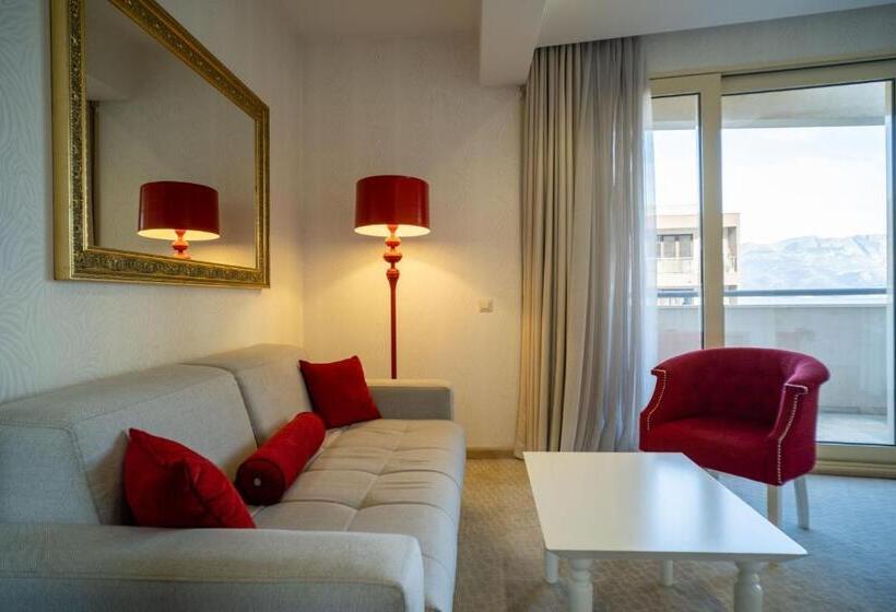 سوییت خانوادگی, Atina