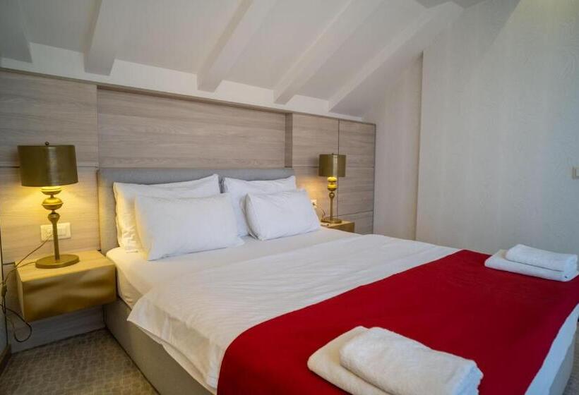 سوییت خانوادگی, Atina