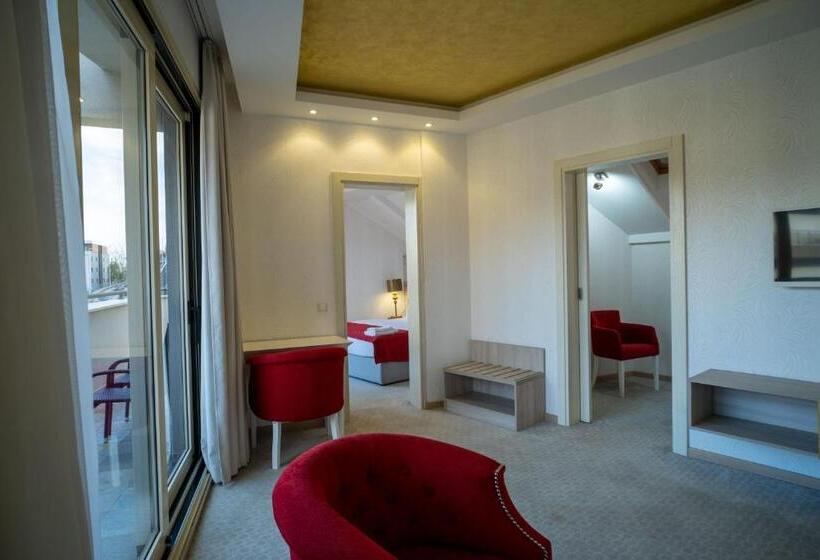 سوییت خانوادگی, Atina