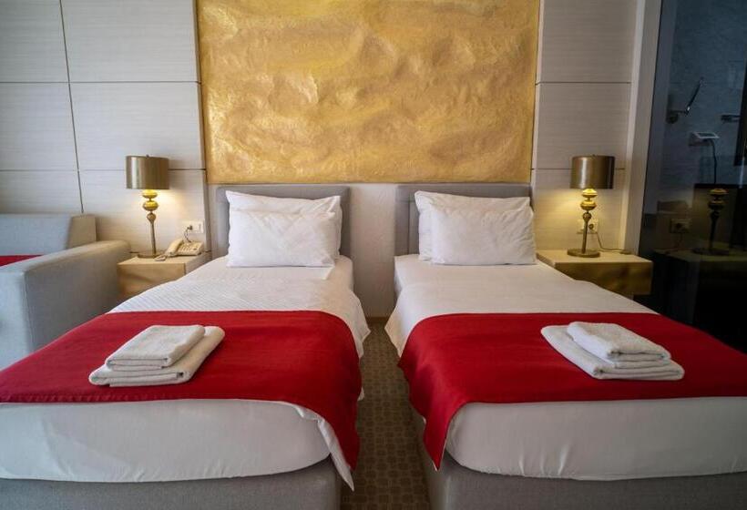 اتاق سوپریور, Atina