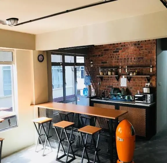 バス共有のスタンダードルーム, The Good Travelers Hostel   Kl Airport