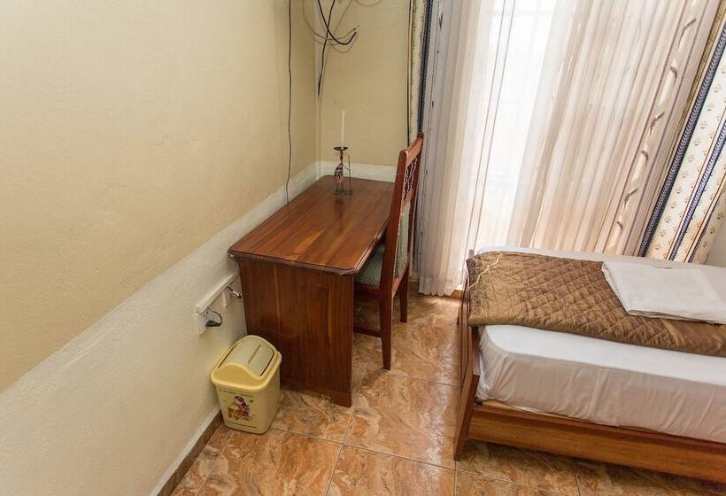 اتاق استاندارد سه نفره, Iris Guesthouse