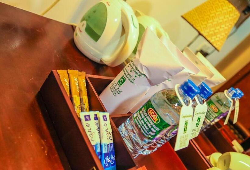 חדר דלוקס לשלושה, Oak Ray Ella Gap