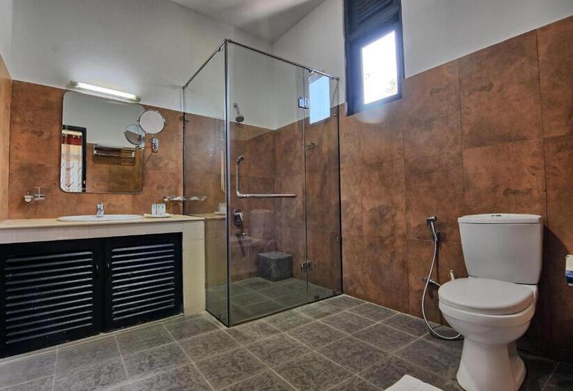 חדר דלוקס לשלושה, Oak Ray Ella Gap