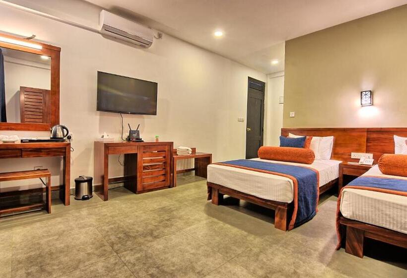 חדר דלוקס לשלושה, Oak Ray Ella Gap