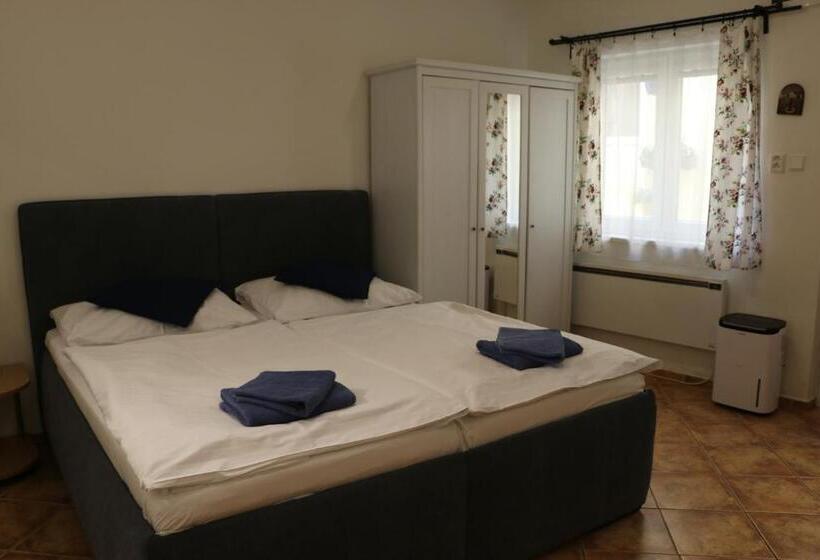 استودیوی استاندارد, Penzion 4 Dvory