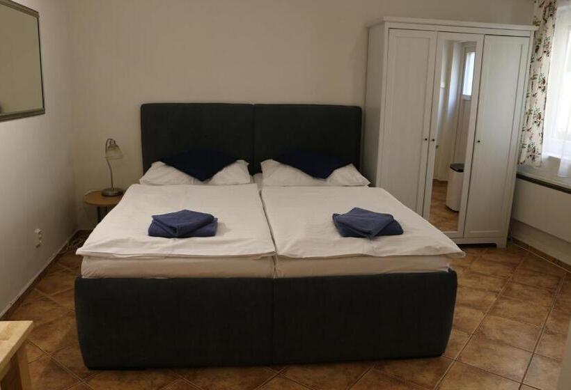 استودیوی استاندارد, Penzion 4 Dvory