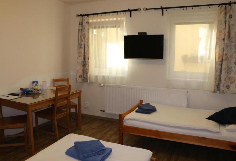 اتاق استاندارد سه نفره, Penzion 4 Dvory