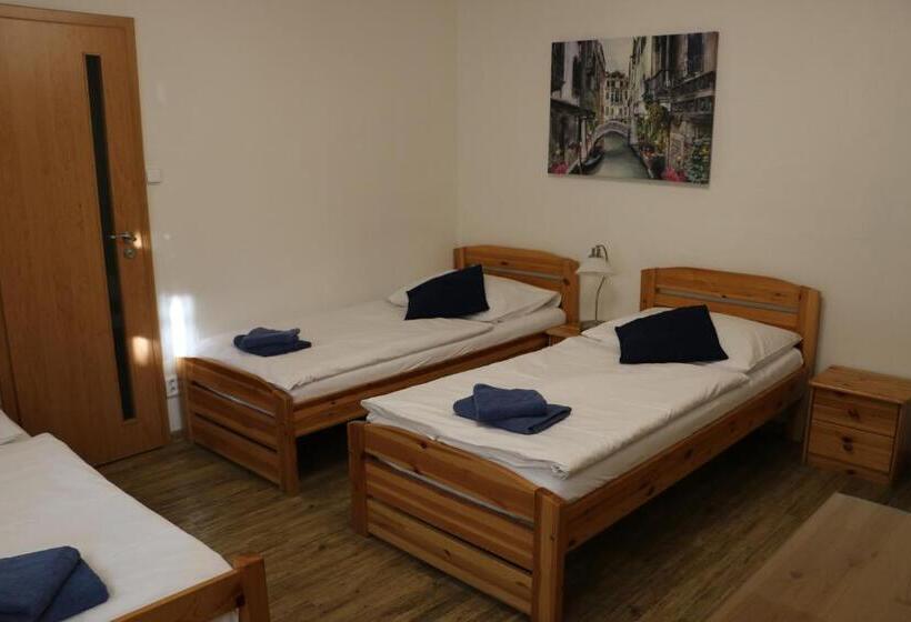 اتاق استاندارد سه نفره, Penzion 4 Dvory