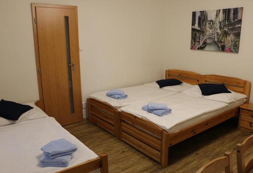 اتاق استاندارد سه نفره, Penzion 4 Dvory