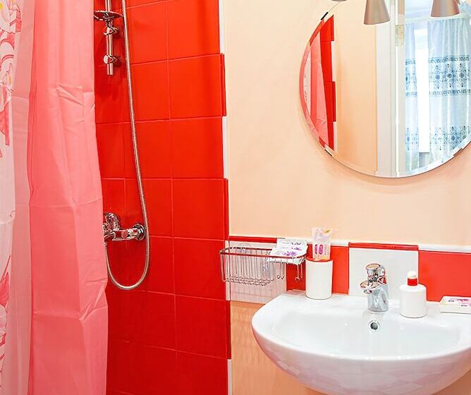 اتاق استاندارد, Red