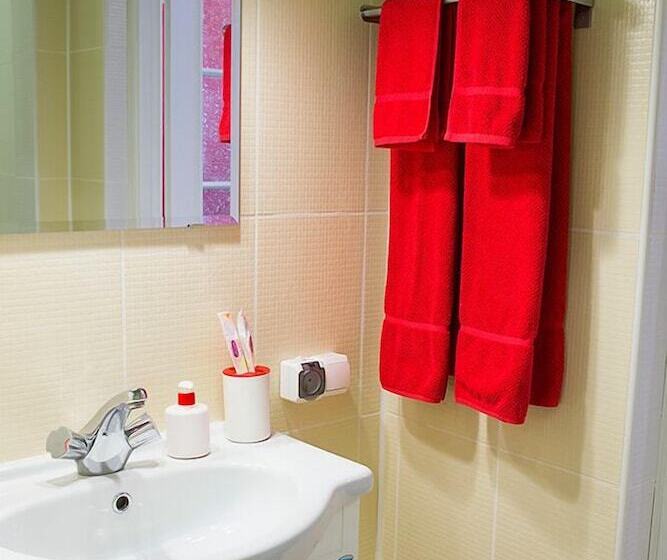 اتاق سوپریور با وان آب گرم, Red