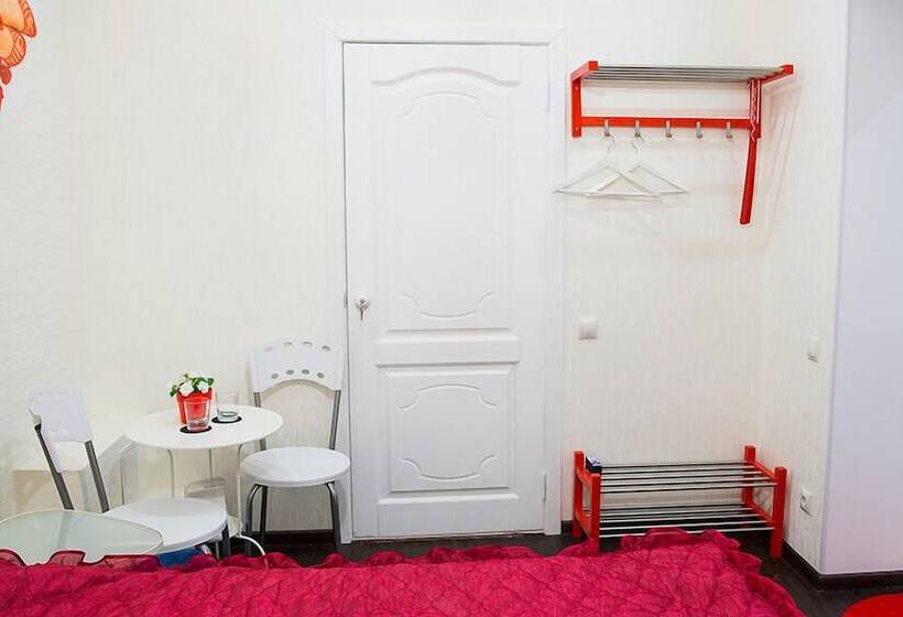 اتاق استاندارد, Red