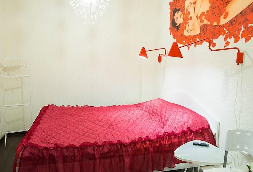 اتاق استاندارد, Red