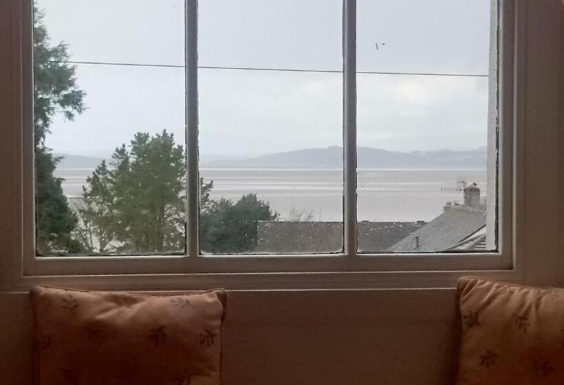 家庭海景房, The Silverdale