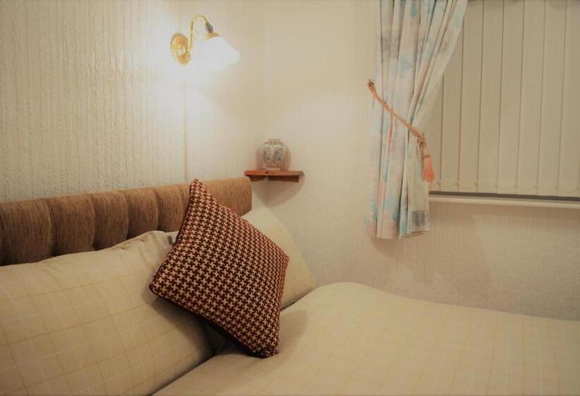 이코노미 룸, The Woodland