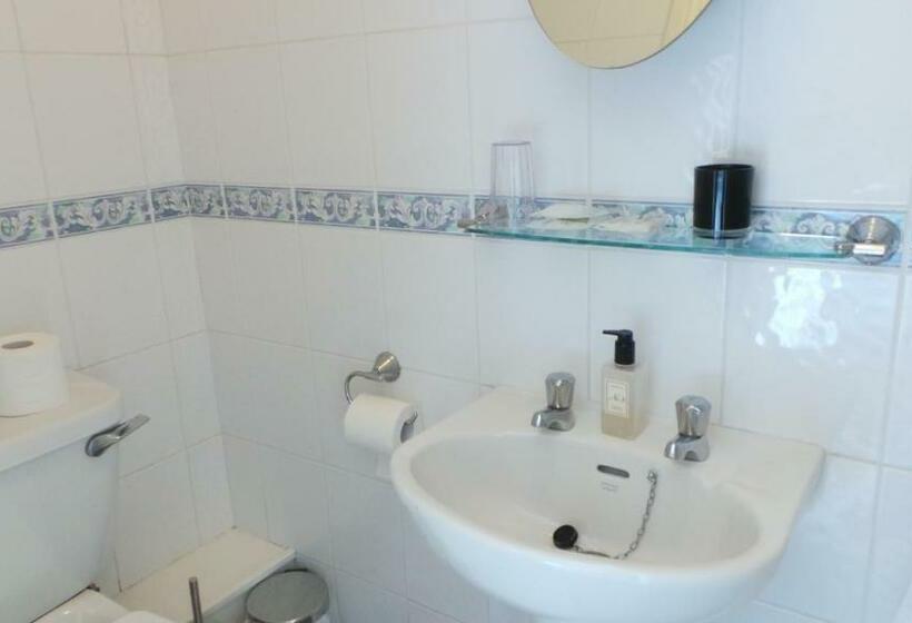 غرفة قياسية ثلاثية, Tynedale Guest House