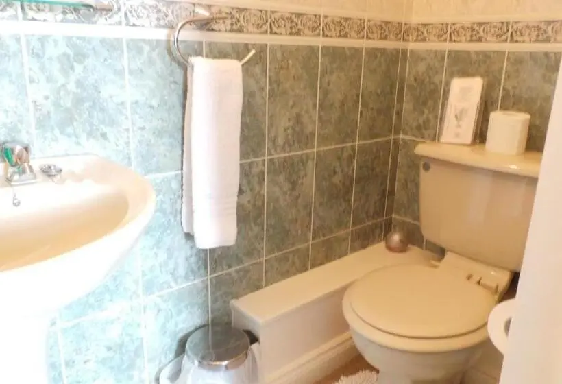 Standard Neljän Hengen Huone, Tynedale Guest House