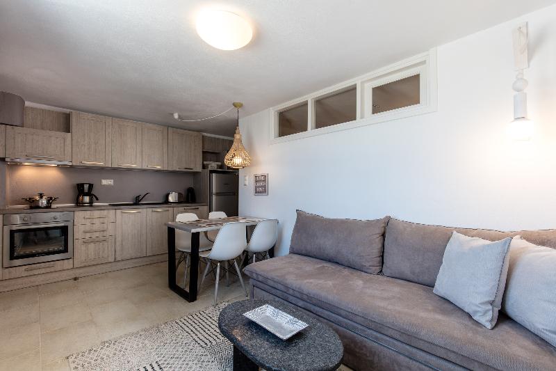 スタンダードスタジオ, Apricot & Sea