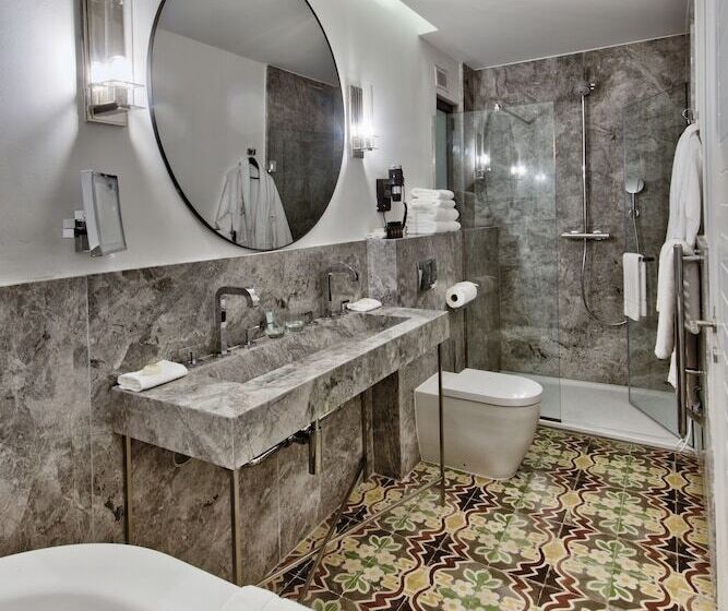 سوییت, 66 Saint Paul S & Spa