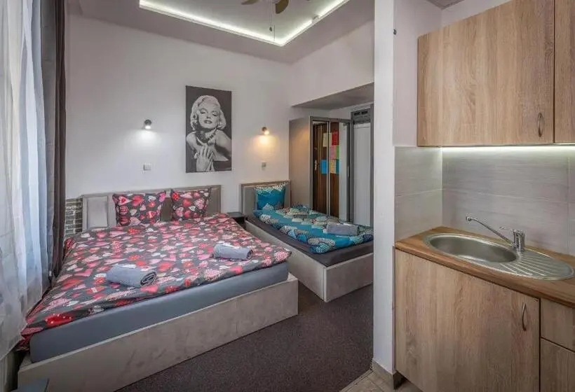 اتاق راحتی سه تخته, 70s Business Room