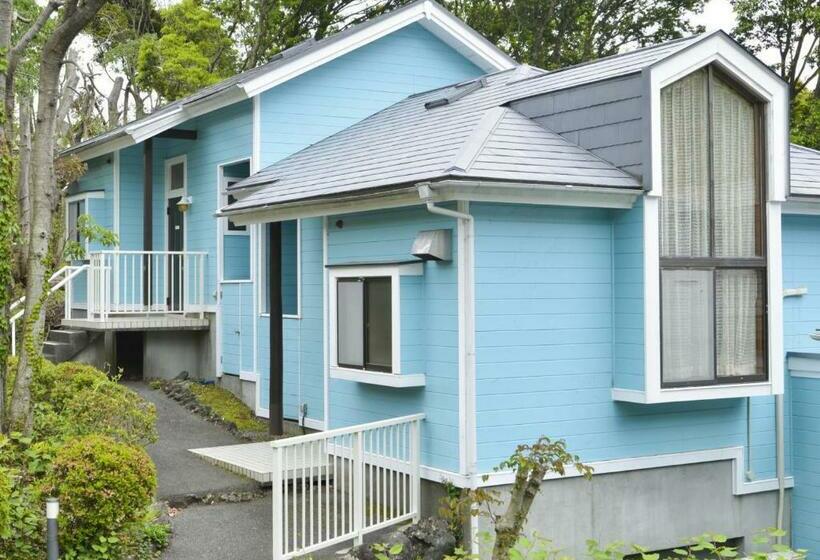 小室, Lenessa Akazawa