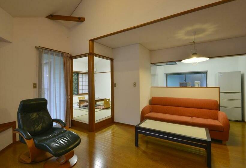 小室, Lenessa Akazawa