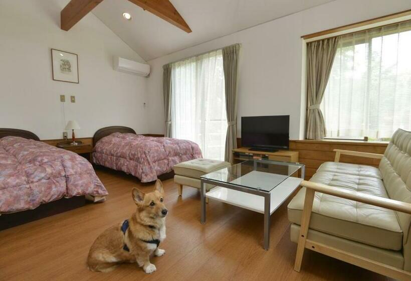 小室, Lenessa Akazawa