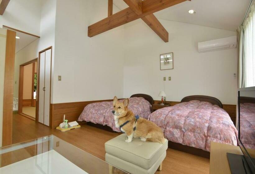 小室, Lenessa Akazawa