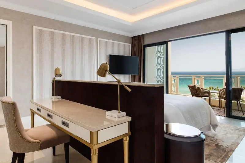 キングサイズベッドのスイートルーム, Sheraton Grand Danang Resort & Convention Center