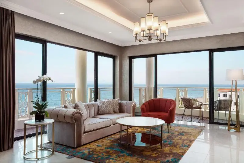 キングサイズベッドのスイートルーム, Sheraton Grand Danang Resort & Convention Center