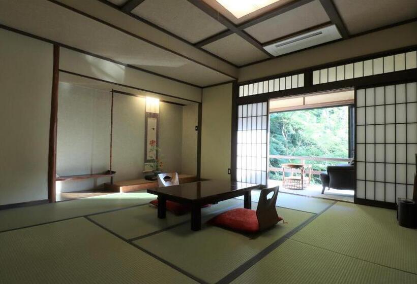 غرفة ديلوكس ثلاثية, Yumoto Ueyama Ryokan