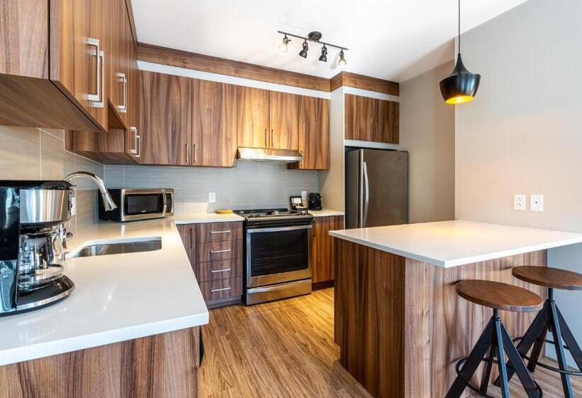 2 Bedroom Apartment with Views, Le Viking Resort & Marina