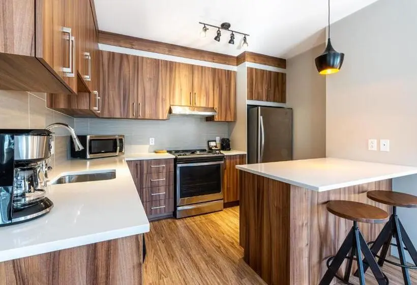 2 Bedroom Apartment with Views, Le Viking Resort & Marina