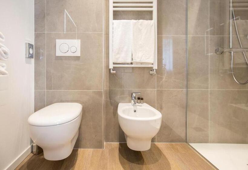 Полулюкс, Holiday Iv Gardan