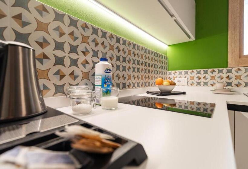 Люкс Кровать Кинг, Holiday Iv Gardan